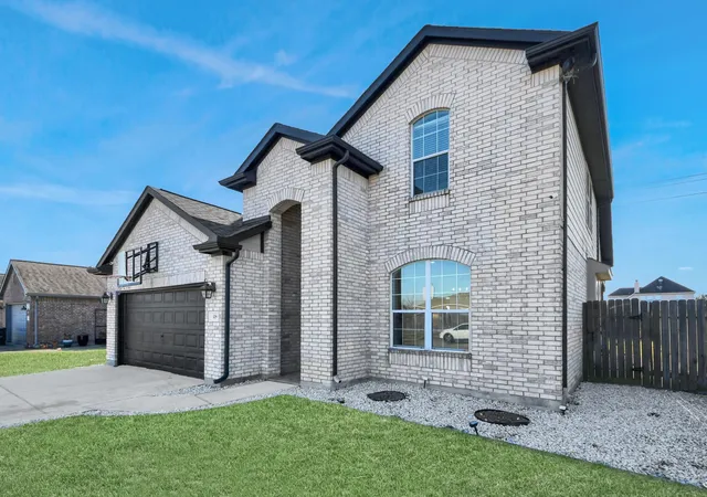 3rd image of 118 Schaeffer St, Mont Belvieu, TX 77523 | MLS# 62720831