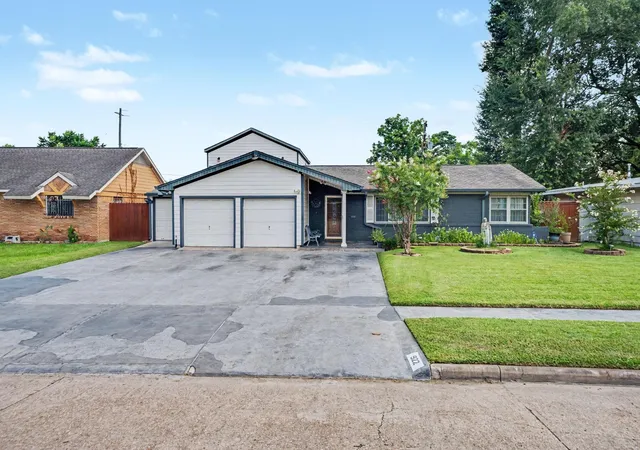 Photo 1 of Single family home for sale at 922 Peach Spring Dr, Houston, TX 77088 | MLS# 10844028 | Listing updated on 2026-09-17