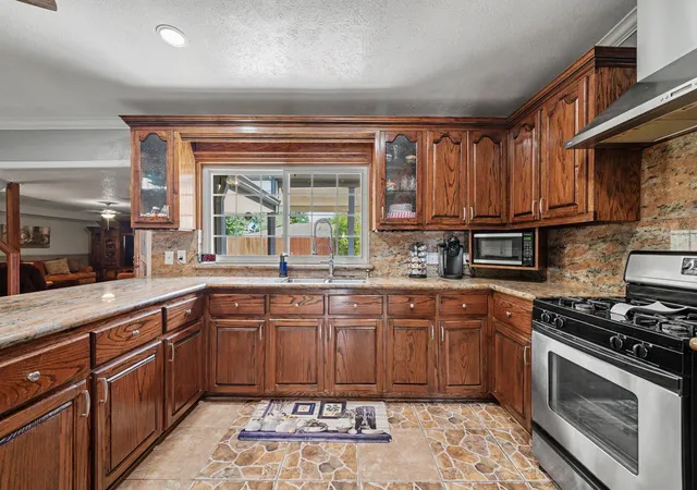 Photo 3 of Single family home for sale at 922 Peach Spring Dr, Houston, TX 77088 | MLS# 10844028 | Listing updated on 2026-09-17