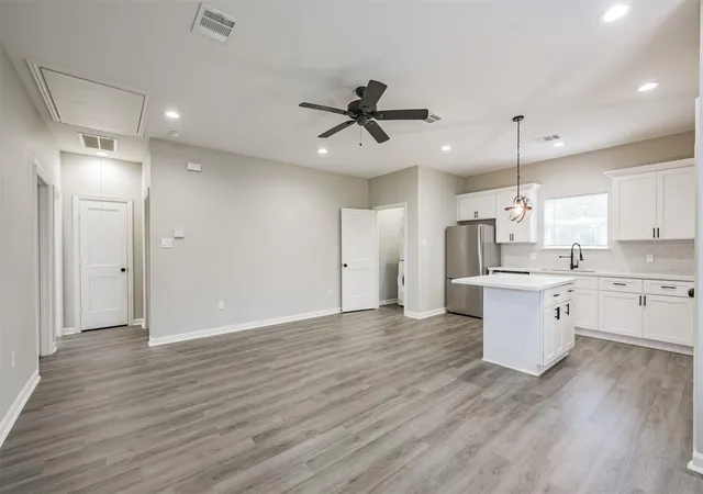 Listing Photo 5 - Condo for sale in building located at 4405 Mallow St, Houston, TX 77051