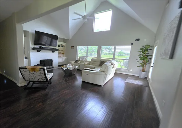 Photo 2 of Single family home for sale at 202 Lakeland Cir, Rosharon, TX 77583 | MLS# 97147121 | Listing updated on 2026-07-01