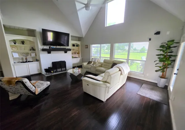 Photo 2 of Single family home for sale at 202 Lakeland Cir, Rosharon, TX 77583 | MLS# 97147121 | Listing updated on 2026-07-01
