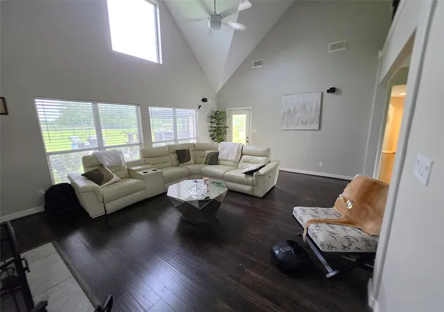 Photo 3 of Single family home for sale at 202 Lakeland Cir, Rosharon, TX 77583 | MLS# 97147121 | Listing updated on 2026-07-01