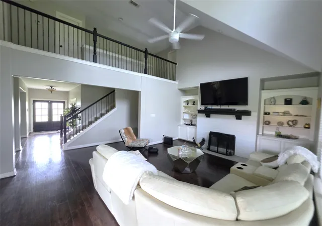 Photo 4 of Single family home for sale at 202 Lakeland Cir, Rosharon, TX 77583 | MLS# 97147121 | Listing updated on 2026-07-01