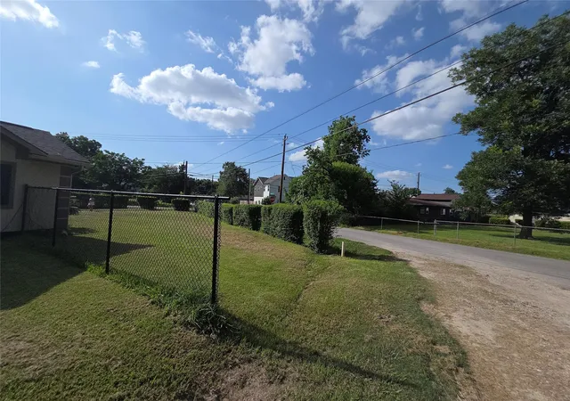 Photo 3 of Single family home for sale at 701 Mansfield St, Houston, TX 77091 | MLS# 8115914 | Listing updated on 2026-07-08