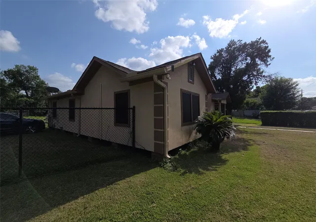 Photo 4 of Single family home for sale at 701 Mansfield St, Houston, TX 77091 | MLS# 8115914 | Listing updated on 2026-07-08