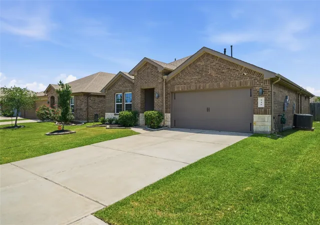 Photo 2 of Sale Pending at 910 Betsy Hl Dr, Rosharon, TX 77583 | MLS# 36479024 | Listing updated on 2026-08-28