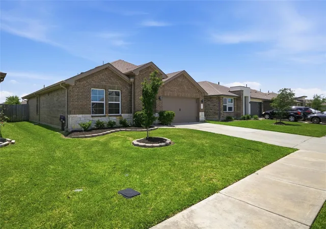 Photo 2 of Sale Pending at 910 Betsy Hl Dr, Rosharon, TX 77583 | MLS# 36479024 | Listing updated on 2026-08-28