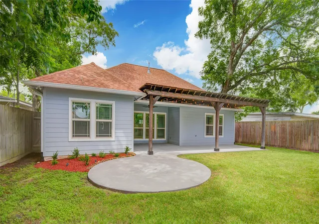 Homes for sale in Lake Jackson, TX | 410 Winding Way St, Lake Jackson, TX 77566 | MLS# 85736717