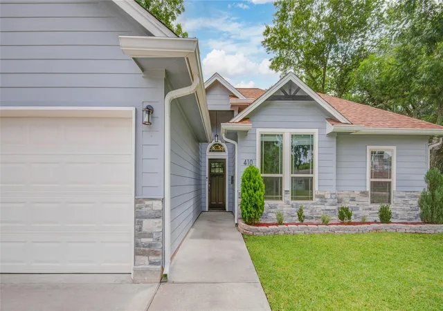 Homes for sale in Lake Jackson, TX | 410 Winding Way St, Lake Jackson, TX 77566 | MLS# 85736717