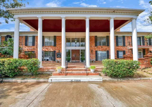 Homes for sale in Houston, TX | 2824 Briarhurst Dr Dr #12, Houston, TX 77057 | MLS# 66166325