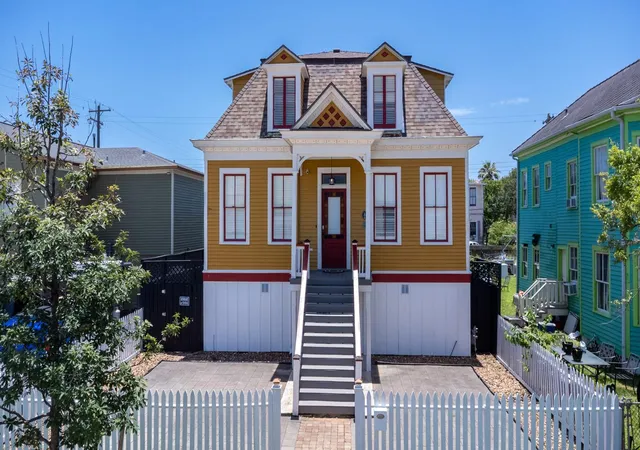 Photo 2 of Single family home for sale at 1905 Ave M 1/2, Galveston, TX 77550 | MLS# 74383917 | Listing updated on 2026-04-29