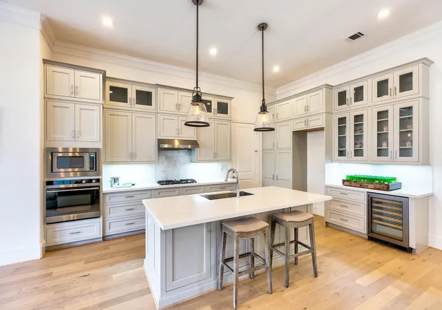 4th image of 5915 Cottage Grove Lake Dr, Houston, TX 77007 | MLS# 71348227
