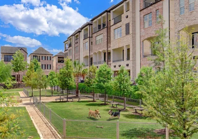 5th image of 5915 Cottage Grove Lake Dr, Houston, TX 77007 | MLS# 71348227