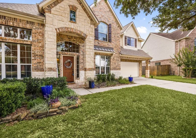 Photo 3 of Single family home for sale at 10502 Landsdowne Pointe Dr, Spring, TX 77379 | MLS# 6912032 | Listing updated on 2026-08-03
