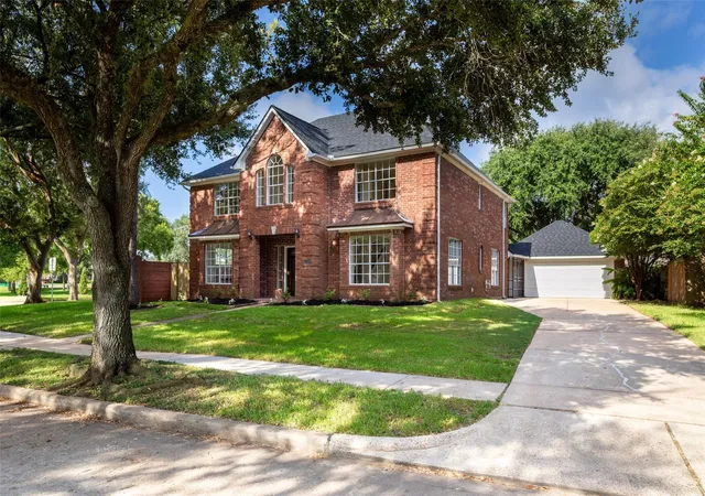 Photo 3 of Single family home for sale at 3230 Serene Oak Dr, Sugar Land, TX 77478 | MLS# 31258890 | Listing updated on 2026-10-07