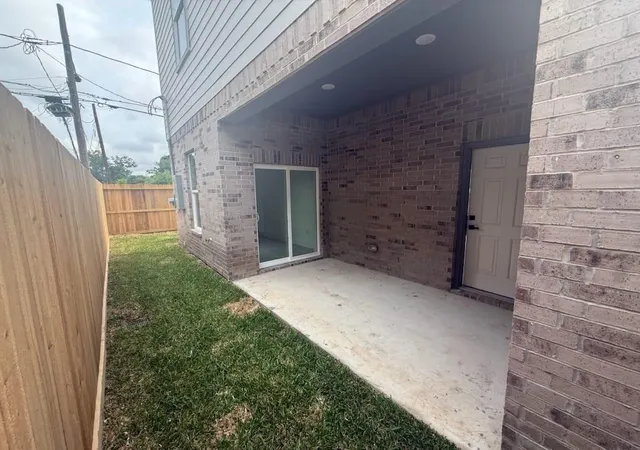 Homes for sale in Houston, TX | 3219 Fontinot St, Houston, TX 77026 | MLS# 89639524