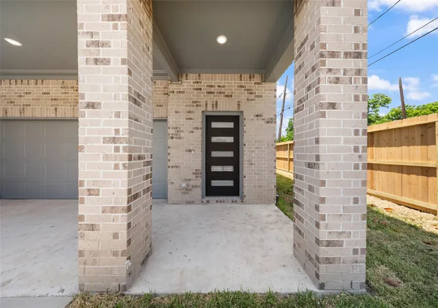 Photo 3 of Single family home for sale at 3219 Fontinot St, Houston, TX 77026 | MLS# 89639524 | Listing updated on 2026-08-09