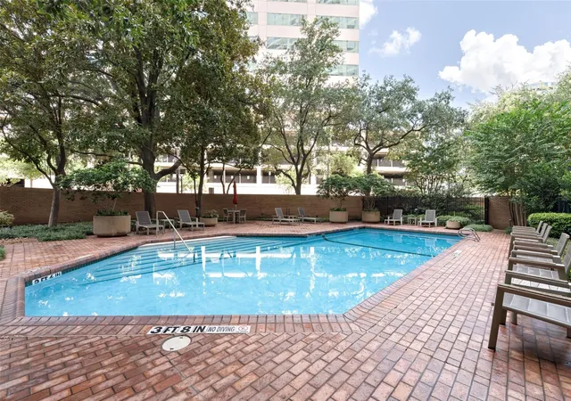 2nd image of 14 Greenway Plz, Houston, TX 77046