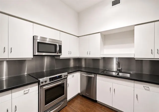 Photo 3 of Condo for sale at 14 Greenway Plz #19P, Houston, TX 77046 | MLS# 69644320 | Listing updated on 2026-10-09