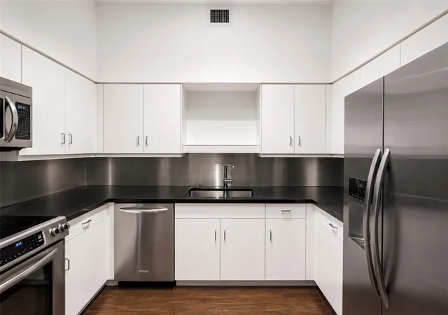 Photo 4 of Condo for sale at 14 Greenway Plz #19P, Houston, TX 77046 | MLS# 69644320 | Listing updated on 2026-10-09