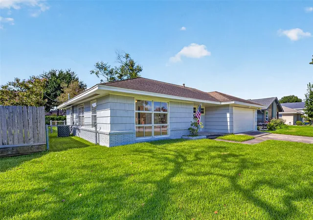 Photo 2 of Single family home for sale at 6307 Pineshade Ln, Houston, TX 77008 | MLS# 37915388 | Listing updated on 2026-09-19