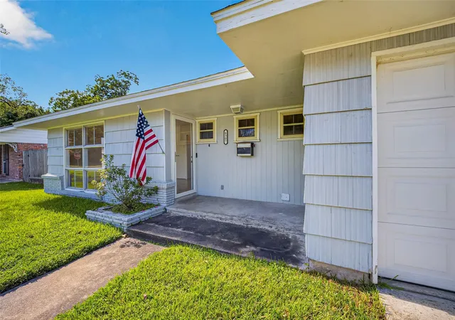 Photo 3 of Single family home for sale at 6307 Pineshade Ln, Houston, TX 77008 | MLS# 37915388 | Listing updated on 2026-09-19