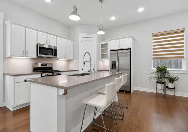 Photo 4 of Single family home for sale at 909 Oak St #A, Houston, TX 77018 | MLS# 51916389 | Listing updated on 2026-09-21