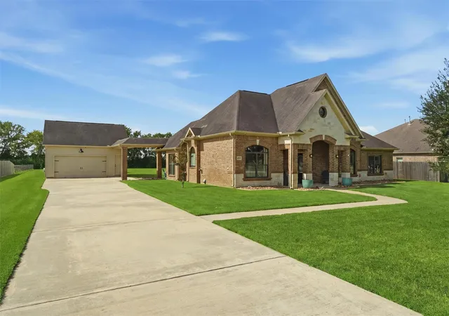 Photo 2 of Single family home for sale at 4810 Magnolia Bnd Dr, Rosharon, TX 77583 | MLS# 65215319 | Listing updated on 2026-09-12