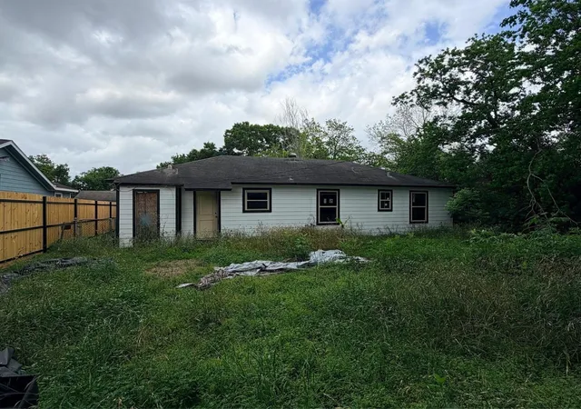 5th image of 5626 Schevers St, Houston, TX 77033 | MLS# 15613874