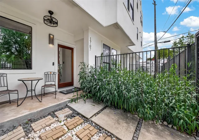Photo 2 of Townhouse for sale at 1767 Michigan St, Houston, TX 77006 | MLS# 98268229 | Listing updated on 2026-09-16