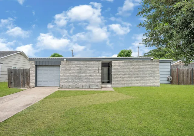 Photo 1 of Sale Pending at 7839 Fondren Rd, Houston, TX 77074 | MLS# 33893770 | Listing updated on 2026-09-20