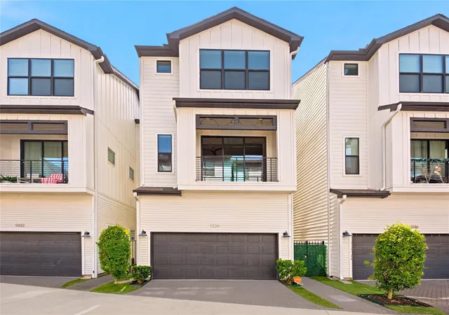 Photo 1 of Sale Pending at 1034 W 15th 1/2 St, Houston, TX 77008 | MLS# 28916337 | Listing updated on 2026-08-31
