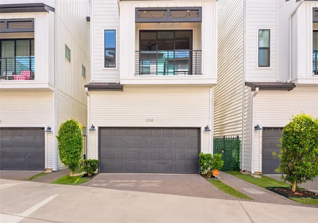 Photo 2 of Sale Pending at 1034 W 15th 1/2 St, Houston, TX 77008 | MLS# 28916337 | Listing updated on 2026-08-31