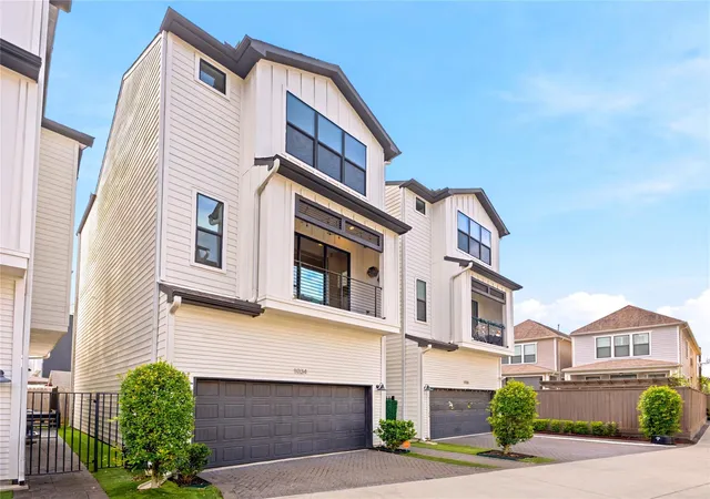 Photo 3 of Sale Pending at 1034 W 15th 1/2 St, Houston, TX 77008 | MLS# 28916337 | Listing updated on 2026-08-31