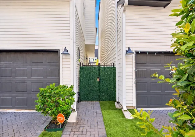 Photo 3 of Sale Pending at 1034 W 15th 1/2 St, Houston, TX 77008 | MLS# 28916337 | Listing updated on 2026-08-31