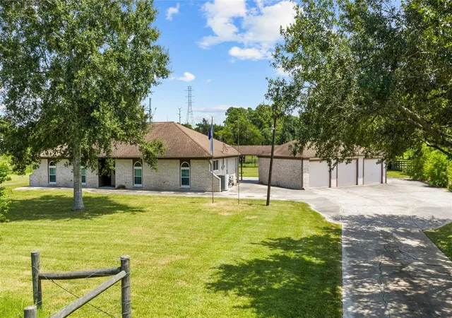 Single family home for sale at 2915 Cemetery Rd, Santa Fe, TX 77517 | MLS# 55927833