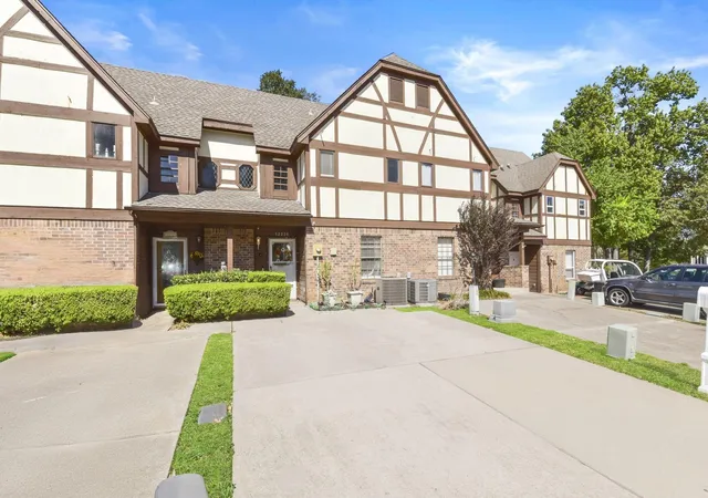 Photo 2 of Townhouse for sale at 12226 Glenview Dr, Montgomery, TX 77356 | MLS# 14038383 | Listing updated on 2026-05-08