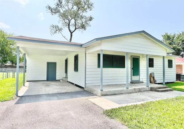 Photo 1 of Single family home for sale at 11815 15th St, Santa Fe, TX 77510 | MLS# 44605637 | Listing updated on 2026-08-28
