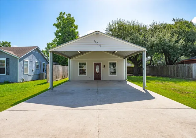 Photo 1 of Single family home for sale at 507 W Oak St, Highlands, TX 77562 | MLS# 45144443 | Listing updated on 2026-08-27