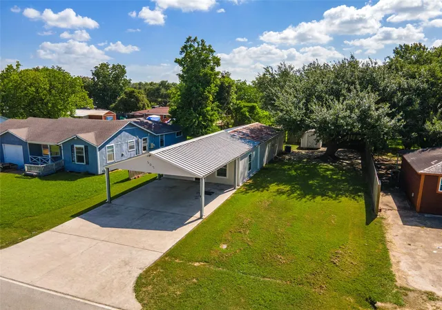 Photo 2 of Single family home for sale at 507 W Oak St, Highlands, TX 77562 | MLS# 45144443 | Listing updated on 2026-08-27