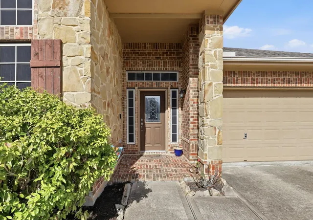 4th image of 4115 Broadmoor Dr, Baytown, TX 77523 | MLS# 47413627