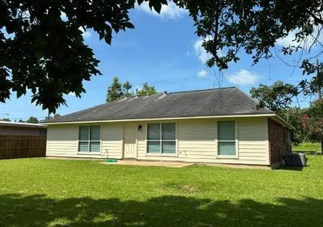 31st image of 910 Old Angleton Rd, Clute, TX 77531 | MLS# 70313025