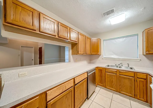 4th image of 3812 Redbud Dr, La Porte, TX 77571 | MLS# 49102391