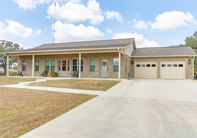 Homes for sale in Yoakum, TX | 716 L Hrabovsky Rd, Yoakum, TX 77995 | MLS# 50490801