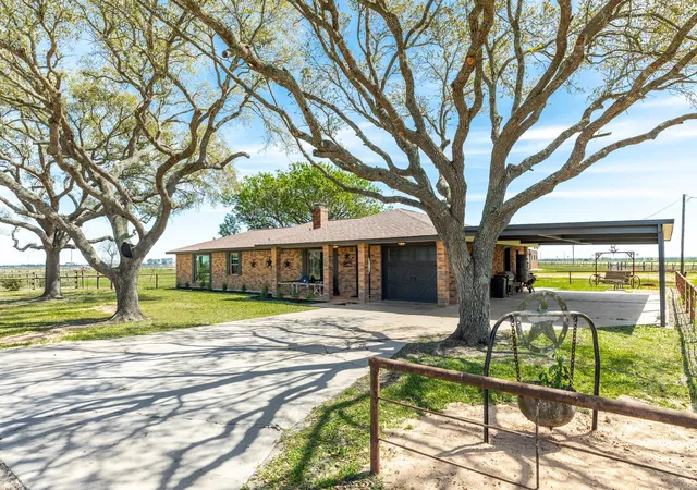 2nd image of 27427 Hwy 36, Damon, TX 77430 | MLS# 35294375