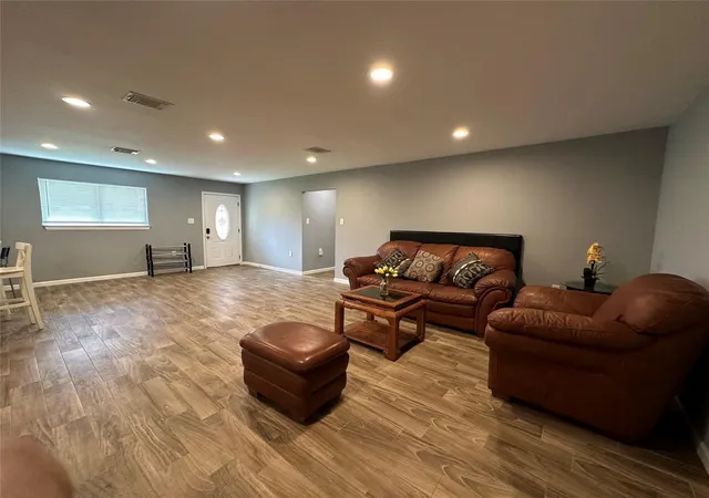 2nd image of 120 Shanklin Rd, Angleton, TX 77515 | MLS# 62559190