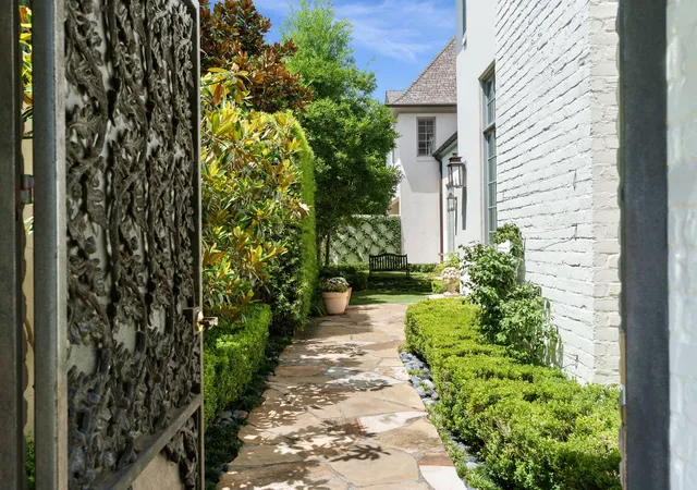 Photo 3 of Single family home for sale at 2820 Ferndale St, Houston, TX 77098 | MLS# 31388242 | Listing updated on 2026-09-15