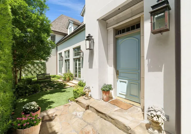 Photo 4 of Single family home for sale at 2820 Ferndale St, Houston, TX 77098 | MLS# 31388242 | Listing updated on 2026-09-15