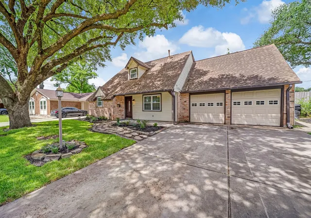 Photo 3 of Single family home for sale at 4127 Hill Oak Dr, Houston, TX 77092 | MLS# 78137273 | Listing updated on 2026-09-10